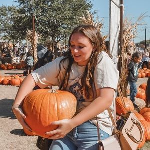 Meet your Posher, Mia